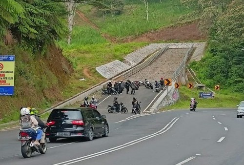 Foto Sekelompok Pemotor 'Nongkrong' di Jalur Penyelamat Bikin Netizen Geram: Gini Lo, Fungsi Emergency Safety Area