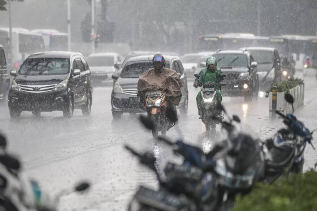 Waspada Cuaca Ekstrem! Pemprov DKI Imbau Perusahaan Terapkan WFH dan Jam Kerja Fleksibel