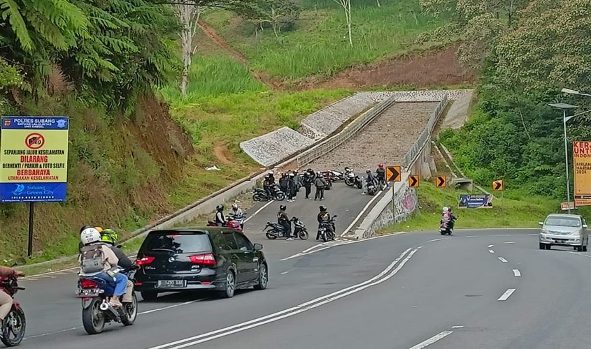 Foto Sekelompok Pemotor 'Nongkrong' di Jalur Penyelamat Bikin Netizen Geram: Gini Lo, Fungsi Emergency Safety Area