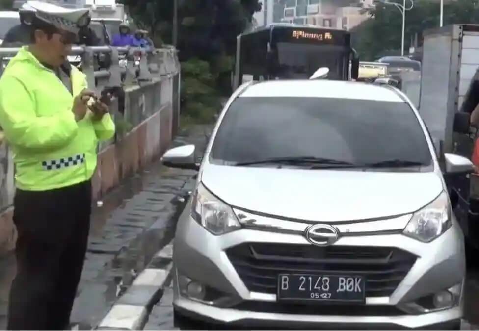 Terjebak Macet Saat Banjir di Grogol, Pengemudi Meninggal dalam Mobil