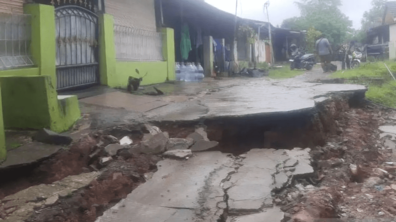Bencana Longsor di Cikarang Akibat Hujan Deras, 4 Rumah Rusak