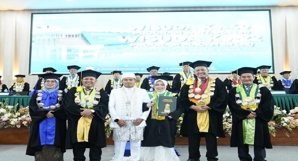 Bikin Geger Medsos, Pengantin Ini Viral Usai Akad Nikah Naik Panggung Wisuda Pakai Gaun Pengantin