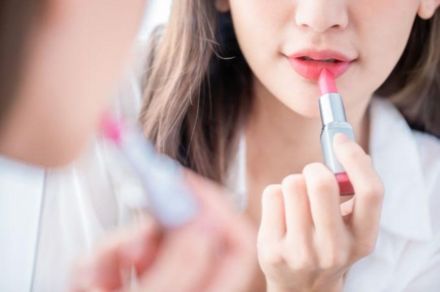 Tips: Agar Lipstik Tetap Aman Saat Pakai Masker, Begini Solusinya Sis! Biar Kamu Tetap Cantik di Masa Pandemi