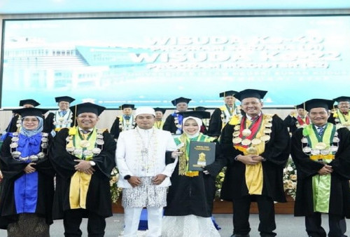 Bikin Geger Medsos, Pengantin Ini Viral Usai Akad Nikah Naik Panggung Wisuda Pakai Gaun Pengantin