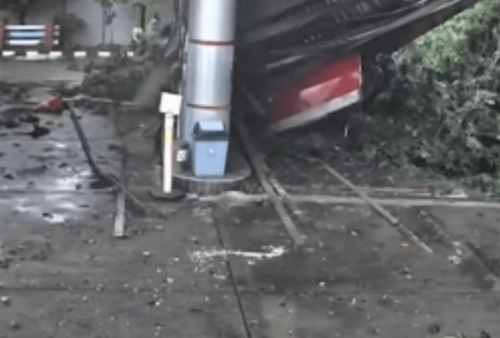 Pohon Tumbang di Jakarta Pusat Akibat Cuaca Buruk, 3 Orang Terluka